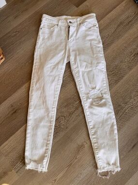 Women's Levi White Skinny Jeans with Distressed Knee and Raw Hem